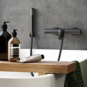 BIE badekar med FELIX og TENGE hvitt badekar sort matt dusjsett